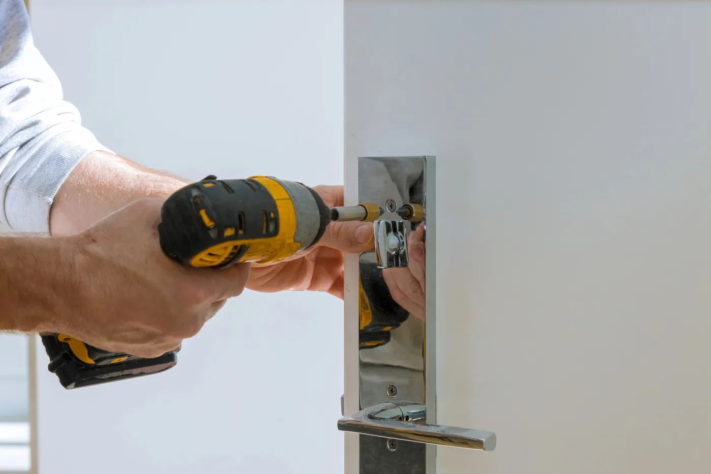 Serrurier installant une serrure sur une porte à Cergy (95000)